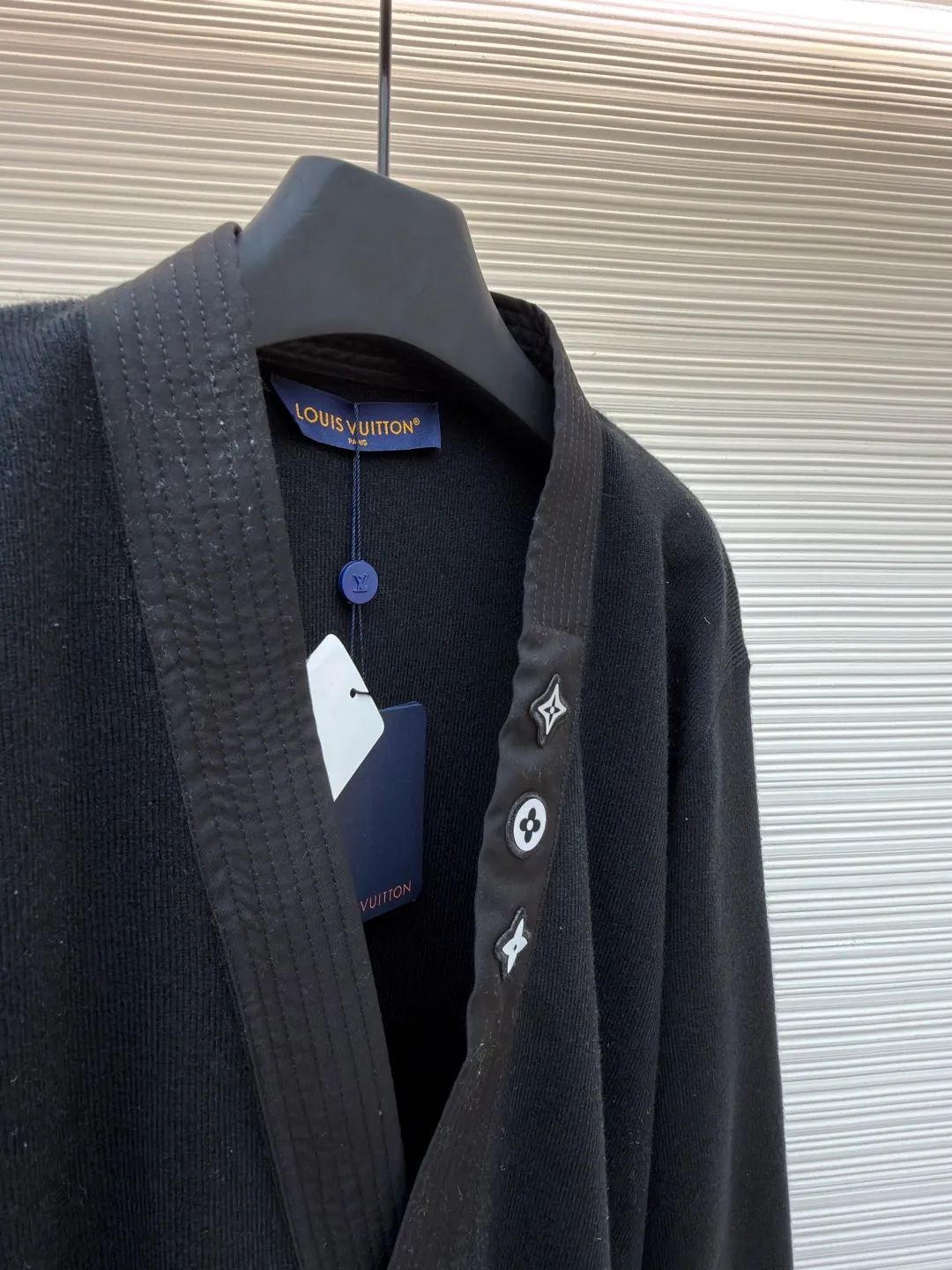 LOUIS VUITTON x Nigo mixed decorative cardigan V-neck knitted cardigan ●Original version: purchased and developed by 17810 ●Item number: 1681712-B45 ●Fabric: wool fabric ●Technology: knitted production ●Color: black ●Version: fitted version ●Weight: about 825 grams ●Size: S-M-L-XL ●Description: This LOUIS VUITTON knitted cardigan adopts a loose fit design, which is comfortable to wear and full of fashion. The fabric is made of high-quality wool blend material, which has a soft and delicate feel, good warmth retention and breathability. Ready-to-wear garments are made using precision cutting techniques to ensure the overall shape is three-dimensional and crisp. The decorative belt on the chest uses leather splicing technology and is matched with exquisite metal buttons, which not only increases the sense of design, but also adds a fashionable touch to the overall look. The details of the collar and cuffs are exquisite, the overall wiring is neat, and the stitching is fine and firm. Whether it is daily wear or formal occasions, it can be easily controlled, perfectly interpreting the luxury and elegance of the LOUIS VUITTON brand. The overall wiring is straight and delicate, the fabric is comfortable and soft, and the color is consistent without color difference. It can be matched with the same style to create a fashionable look and control various occasions. Customized accessories, complete with three standards, same style for men and women!